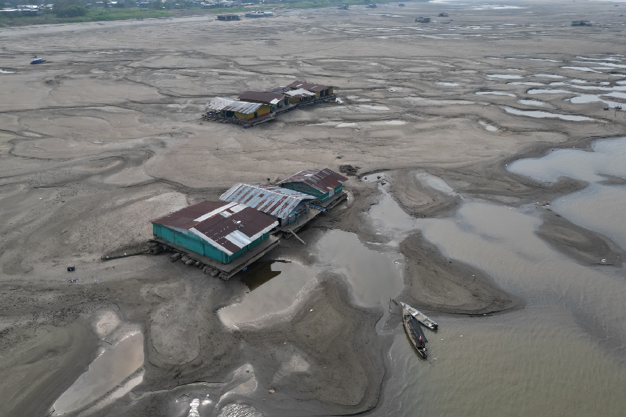 Estruturas que deveriam planar sobre as águas, feitas para acompanhar o “sobe e desce” da maré, agora estão completamente presas na lama. Foto: Antônio Caldas / Amazônia Latitude