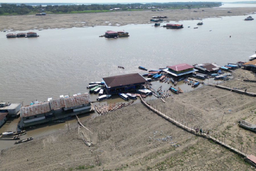 O nível do rio despencou de tal forma que a balsa de operações de embarque e desembarque na frente da cidade ficou encalhada, impossibilitando que barcos atraquem. Foto: Antônio Caldas / Amazônia Latitude