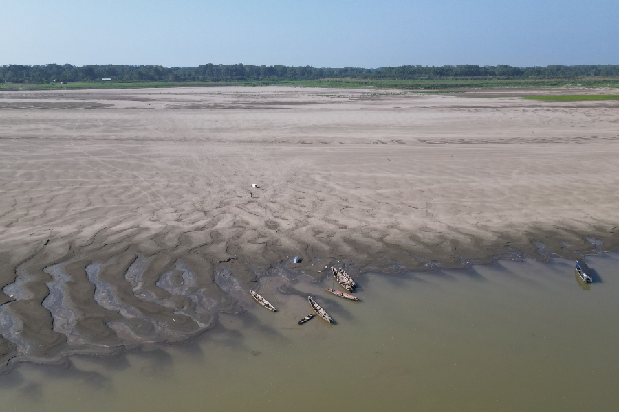 Em Tabatinga, os barcos pousam sobre os bancos de areia do fundo do rio que, em alguns pontos, já parece mais um deserto do que um “pedaço” da Amazônia. Foto: Antônio Caldas / Amazônia Latitude