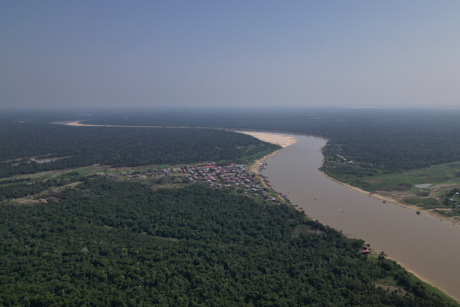 Apesar de algumas cidades serem interligadas por caminhos por terra, é pelos rios que a população tradicionalmente se desloca. Foto: Antônio Caldas / Amazônia Latitude
