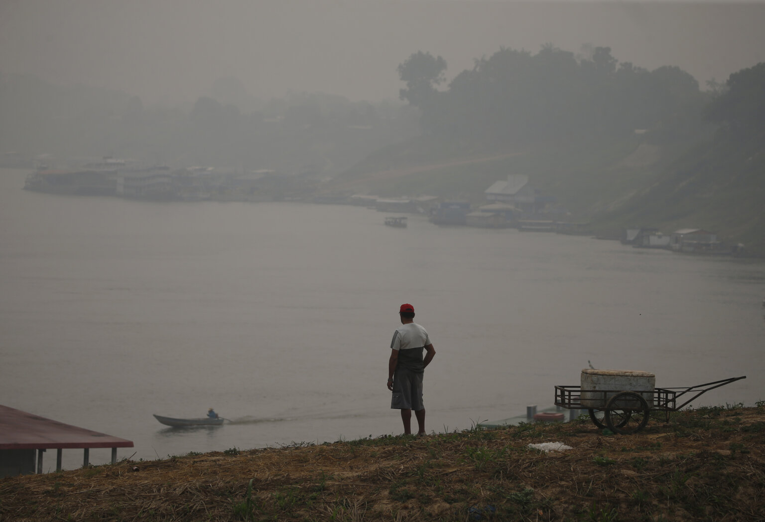 Um homem, observa a forte fumaça de queimadas que econbre o rio Purus, na cidade de Lábrea (AM), 06 de setembro de 2024. Dados do INPE indicam que nos seis primeiros dias de setembro, já foram registrados 14.139 focos de queimadas no bioma Amazônico.