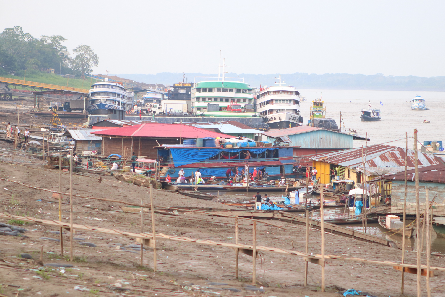 “Pontes” para levar as pessoas da margem do rio ao local onde efetivamente há água e barcos estão sendo construídas. Foto: Antônio Caldas / Amazônia Latitude