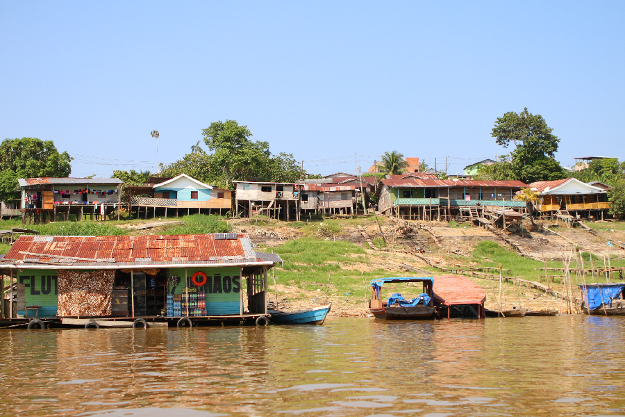 A distância do rio até as casas está cada dia maior. Foto: Antônio Caldas / Amazônia Latitude