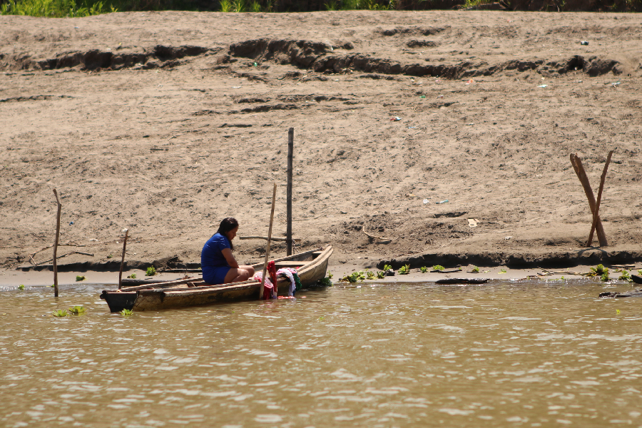 Mais de 300 mil pessoas estão diretamente afetadas pela estiagem, segundo a Defesa Civil. Foto: Antônio Caldas / Amazônia Latitude