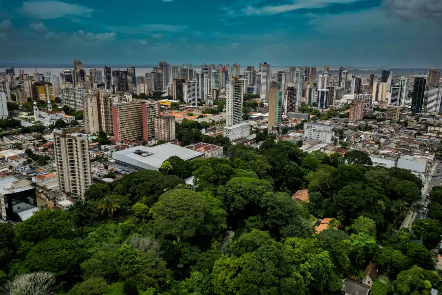A sede da 30ª Conferência das Partes na capital paraense é de suma importância, pois coloca a Amazônia e suas demandas de desenvolvimento sustentável e justiça climática no epicentro das negociações globais. Foto: Raphael Luz/Agência Pará.
