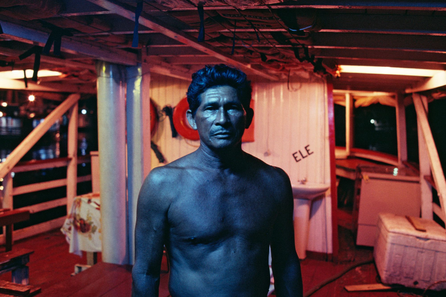 Barqueiro azul em Manaus, 1992. Foto: Luiz Braga / Redes Sociais.