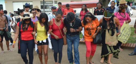 Defensores ambientais indígenas em manifestação contra as barragens. Foto: Iremar Antônio / Arquivo Pessoal.