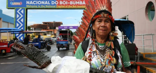 Indígena do Povo Kokama, chega na cidade de Parintins (AM), para vender artesanatos. Foto: Edmar Barros / Amazônia Latitude.