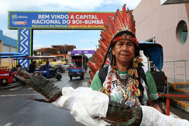 Indígena do Povo Kokama, chega na cidade de Parintins (AM), para vender artesanatos. Foto: Edmar Barros / Amazônia Latitude.
