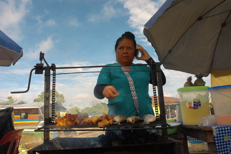 Na vida real, são as mulheres que protagonizam esse fazer diário, esse saber que vem do cuidado e do amor. Foto: Marcos Colón/Amazônia Latitude.