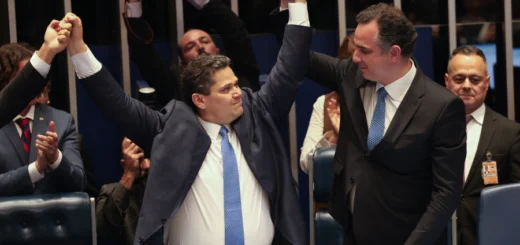 Senador Davi Alcolumbre, autor da emenda para acelerar o licenciamento de “projetos estratégicos”. Foto: Antônio Cruz/Agência Brasil.