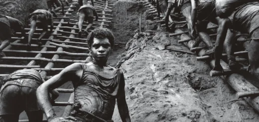 Jorge [nome fictício], jovem garimpeiro negro, esgotado do trabalho, se vira contra o barranco e mira o fotógrafo. Foto: Sebastião Salgado / Divulgação (via).