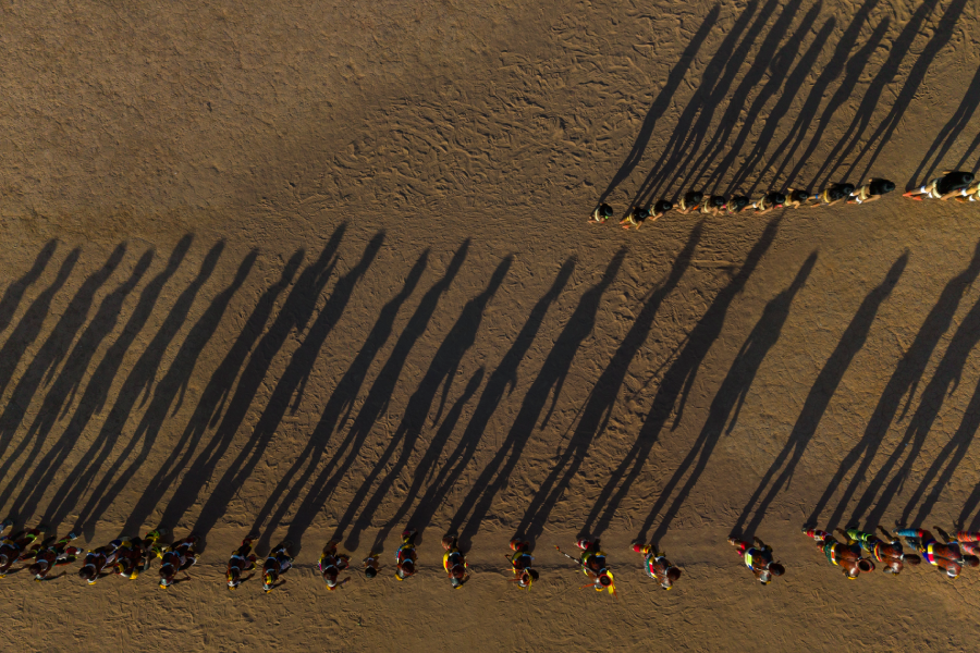 A dança sagrada do Kuarup, ritual que celebra os mortos e encerra o luto dos povos do Alto Xingu. Foto: Diego Baravelli/SUMAÚMA