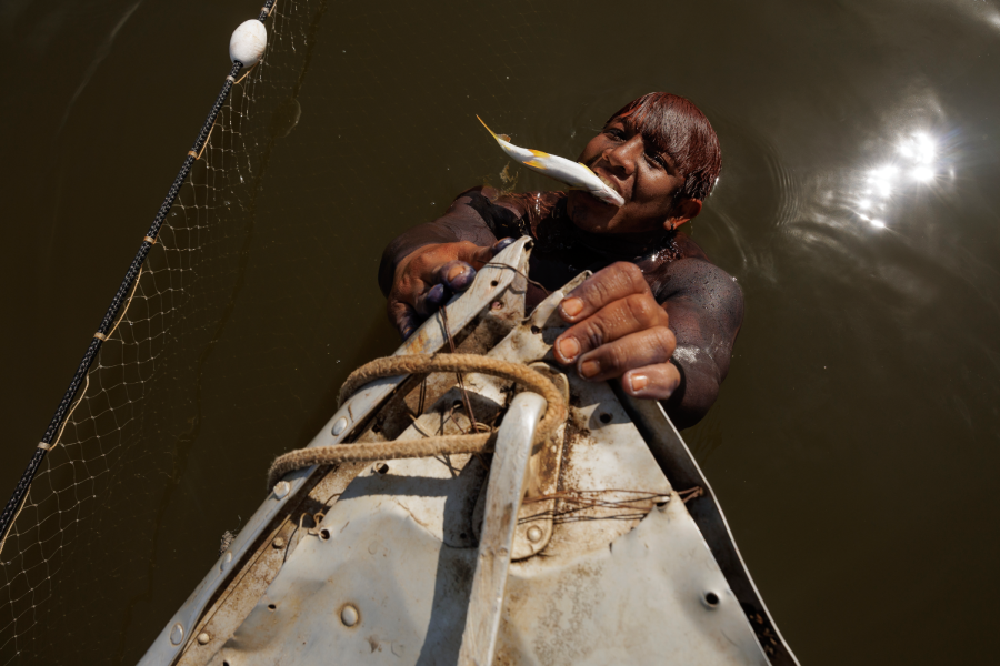 A pesca coletiva que antecede o encerramento do Kuarup alimenta a aldeia e os convidados. Foto_ Diego Baravelli/SUMAÚMA.