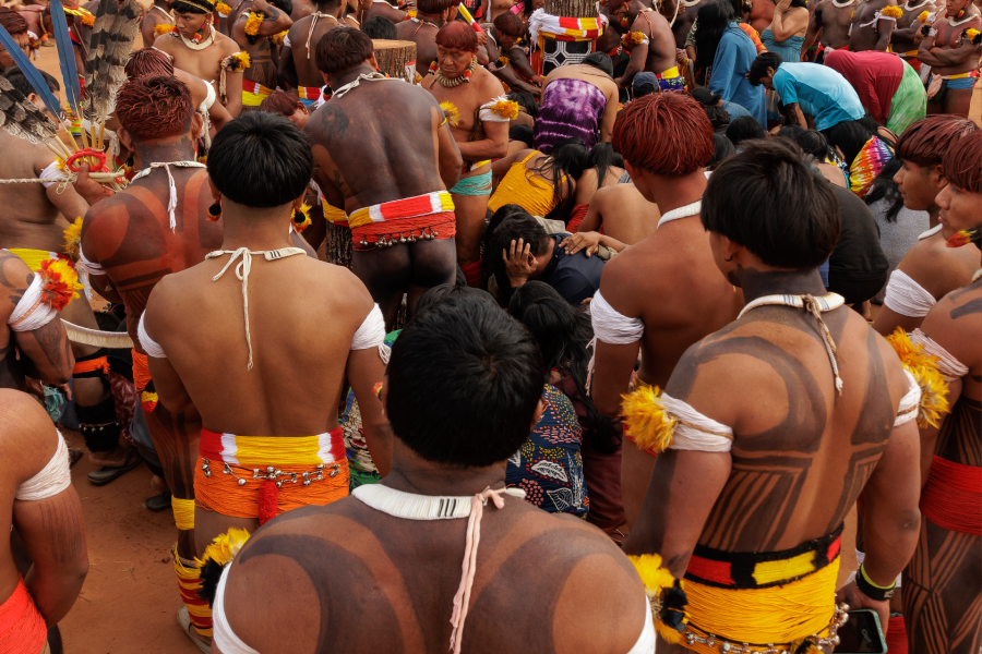 Depois de pôr os troncos sagrados em memória aos mortos, familiares choram os que se foram. Foto: Diego Baravelli/SUMAÚMA
