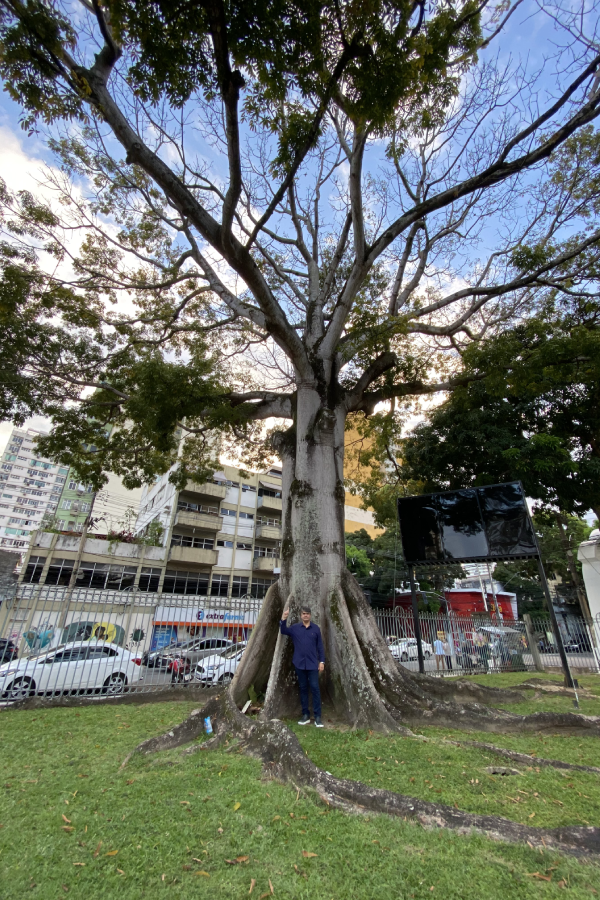 Moisés com Samaúma na praça Santuário. Foto: Elielson Almeida/Amazônia Latitude.