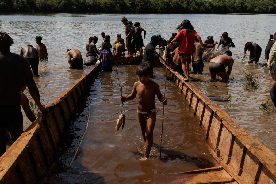 Indígenas do povo Yawalapiti durante a pesca sagrada que antecede o rito final do Kuarup. Foto: Diego Baravelli/SUMAÚMA
