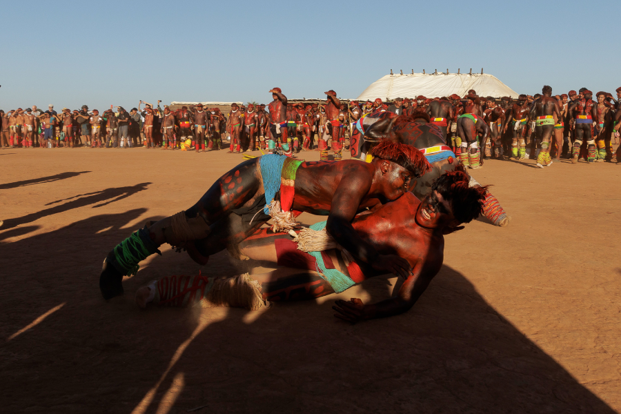 Momentos da luta corporal Huka-Huka, a arte marcial xinguana, nas festividades do Kuarup. Foto: Diego Baravelli/SUMAÚMA
