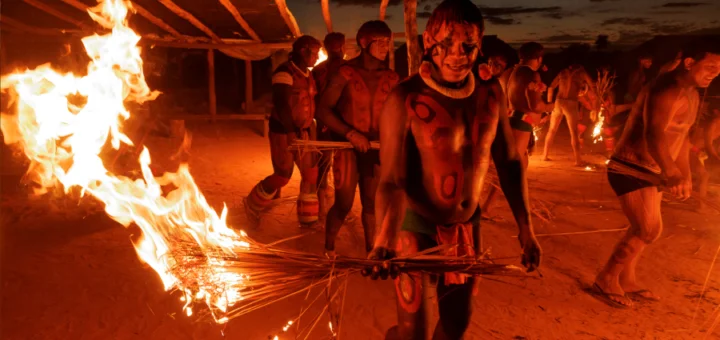 No Kuarup, a noite que antecede a pesca sagrada é marcada pelo ritual do fogo. Foto: Diego Baravelli/SUMAÚMA.