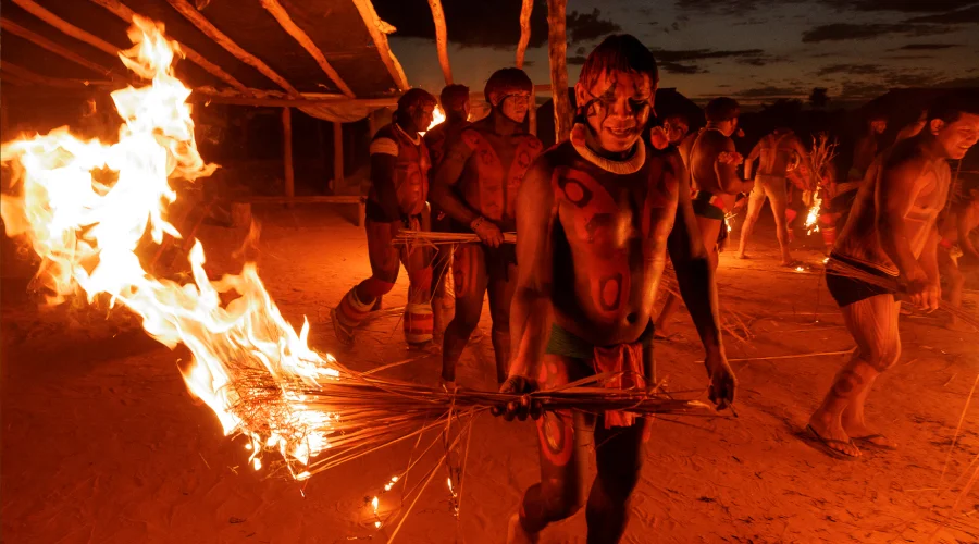 No Kuarup, a noite que antecede a pesca sagrada é marcada pelo ritual do fogo. Foto: Diego Baravelli/SUMAÚMA.
