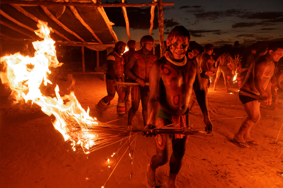 No Kuarup, a noite que antecede a pesca sagrada é marcada pelo ritual do fogo. Foto: Diego Baravelli/SUMAÚMA.