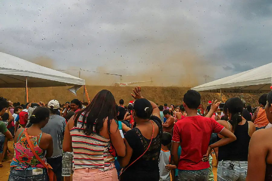 Papai Noel chega de helicoptero para entregar presentes em Altamira (2025). Foto: Juliana Carvalho/Amazônia Latitude.