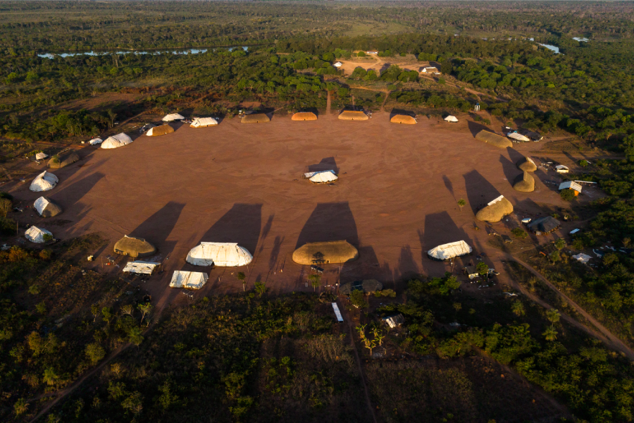 Vista aérea da aldeia Yawalapiti, no Parque do Xingu, às margens do rio Tuatuari. Foto: Diego Baravelli/SUMAÚMA.