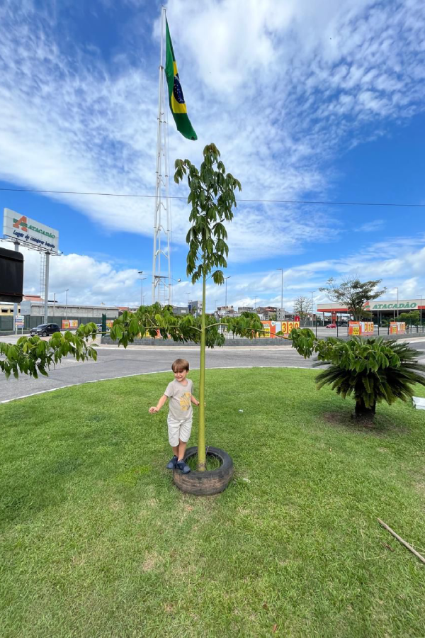 Filho de Moisés ao lado de um pé de Samaumeira. Foto: Acervo Pessoal.