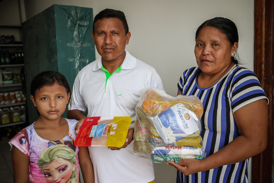 Entrega de merenda escolar para famílias Warao durante a pandemia. Foto: Alessandra Serrão/NID/Comus.