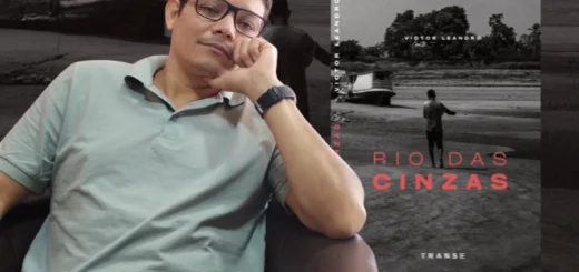 Victor Leandro e seu livro "Rio das Cinzas". Fonte: Raphael Alves/Divulgação/Temiporã Livros.