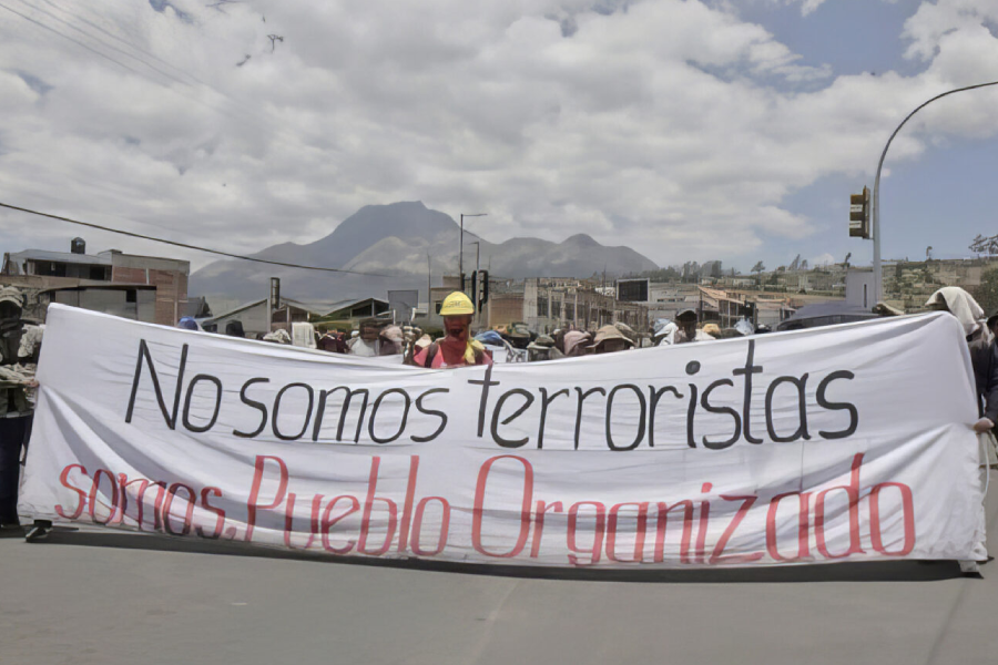 Manifestantes no Equador carregam um cartaz com os dizeres “Não somos terroristas, somos um povo organizado”, no sábado. Foto: Cortesia da CONAIE.