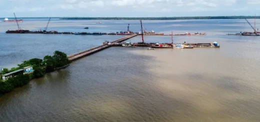 Contrastes: de Outeiro: O luxo de um porto para a COP-30 em meio à lama e ao abandono da comunidade local. Foto: Oswaldo Forte/Amazônia Latitude.