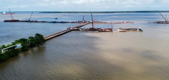 Contrastes: de Outeiro: O luxo de um porto para a COP-30 em meio à lama e ao abandono da comunidade local. Foto: Oswaldo Forte/Amazônia Latitude.