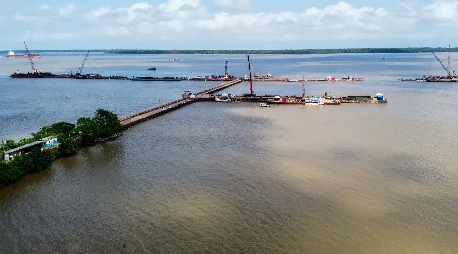 Contrastes: de Outeiro: O luxo de um porto para a COP-30 em meio à lama e ao abandono da comunidade local. Foto: Oswaldo Forte/Amazônia Latitude.