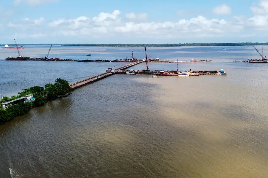 Contrastes: de Outeiro: O luxo de um porto para a COP-30 em meio à lama e ao abandono da comunidade local. Foto: Oswaldo Forte/Amazônia Latitude.