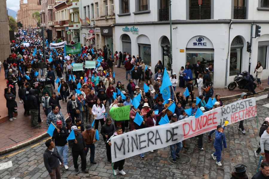 Manifestantes participam de um ato contra um projeto de mineração canadense em 16 de setembro, em Cuenca, Equador. Foto: Galo Paguay/AFP via Getty Images.