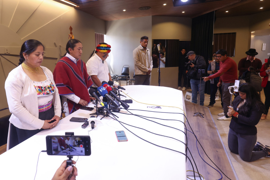 Membros da CONAIE fazem um minuto de silêncio em homenagem a Efraín Fueres nesta segunda-feira, em Quito, Equador. Foto: Franklin Jacome/Agencia Press South via Getty Images.