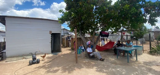 A maioria dos abrigados não ficava nas barracas várias horas do dia por ser extremamente desconfortável. Foto: Felipe Medeiros/Amazônia Latitude.