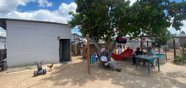 A maioria dos abrigados não ficava nas barracas várias horas do dia por ser extremamente desconfortável. Foto: Felipe Medeiros/Amazônia Latitude.