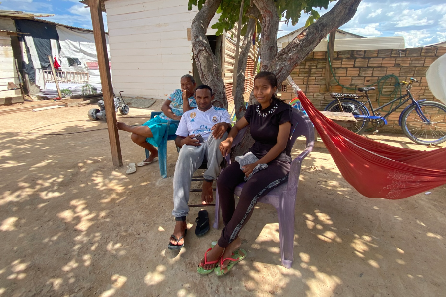 A rede da filha mais nova, de nove meses, balança amarrada a um dos galhos, enquanto a mãe e a avó se revezam embalando para que o sono da criança não seja interrompido pela alta temperatura. Foto: Felipe Medeiros/Amazônia Latitude.