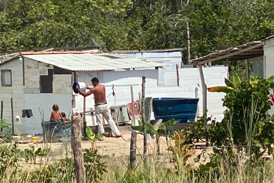 O barraco, erguido com metalon, lona, pedaços de forro de PVC, tapume e telhas, é um pequeno forno. Foto: Felipe Medeiros/Amazônia Latitude.