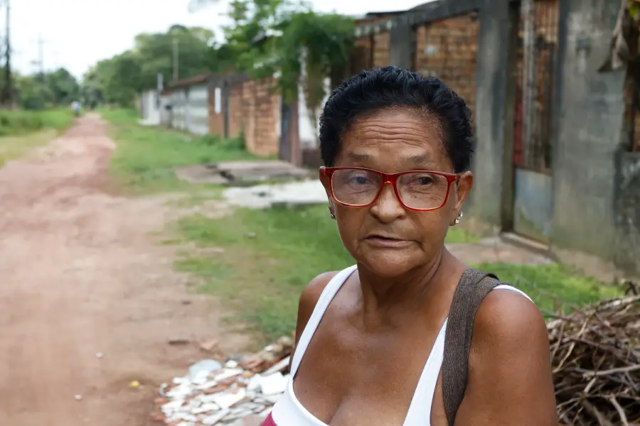 Maria Eliete denuncia o abandona das ruas da Ilha de Caratateua. Foto: Oswaldo Forte/Amazônia Latitude