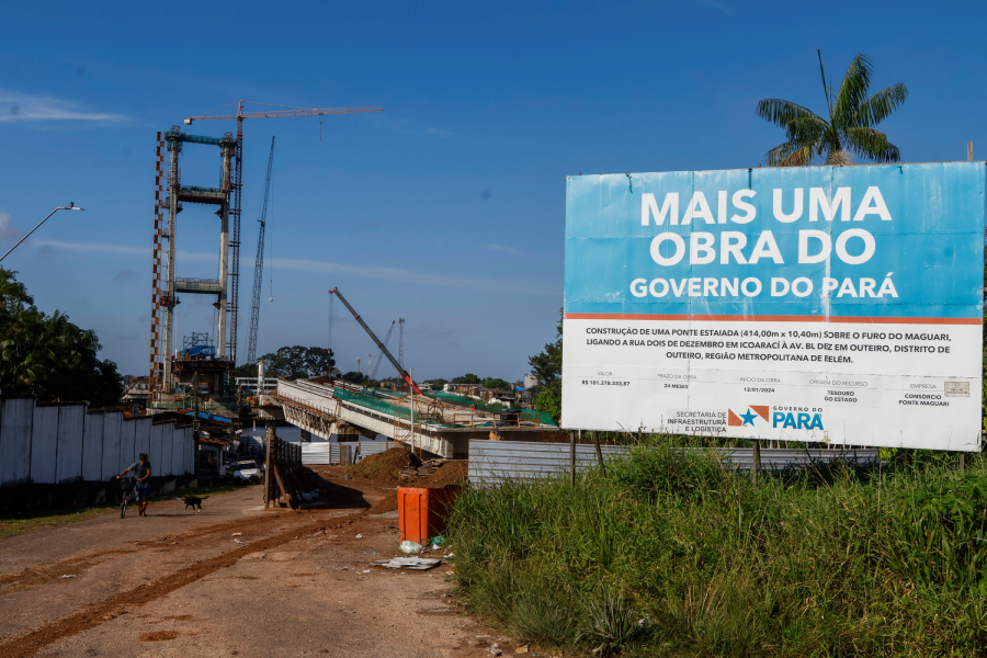 Caminhões pesados circulam diariamente, danificando ruas que, há décadas, esperam por manutenção. Foto: Oswaldo Forte/Amazônia Latitude.