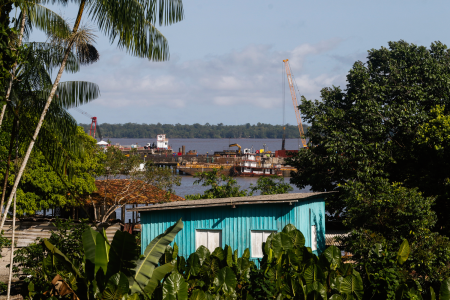 De um lado, famílias sem saneamento básico e ruas sem calçamento. Do outro, um investimento de quase R$180 milhões em um terminal. Foto: Oswaldo Forte/Amazônia Latitude.