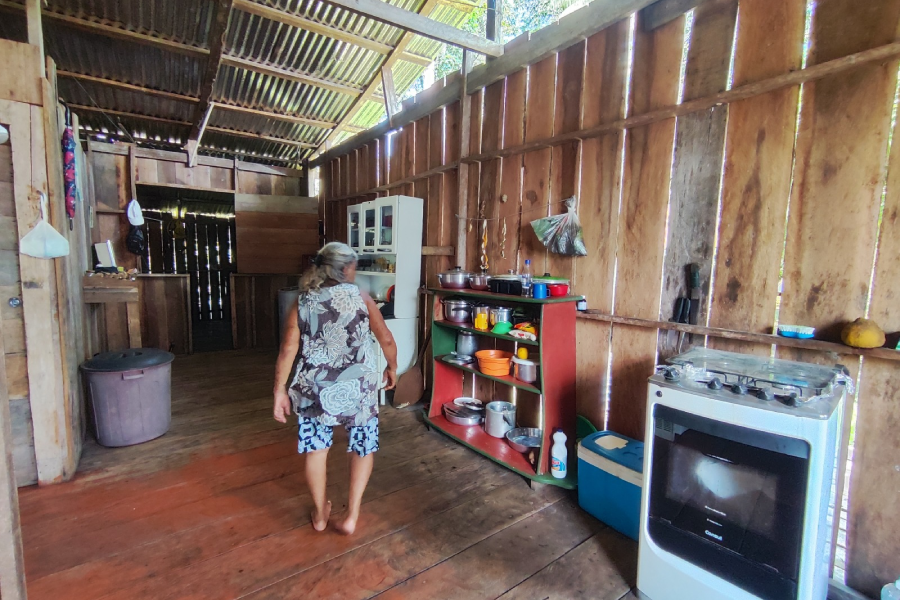 É muito comum se ver, hoje em dia, nas despensas das casas, flutuantes e escolas ribeirinhas alimentos industrializados e ultraprocessados em quantidade. Foto: Daiane da Rosa.