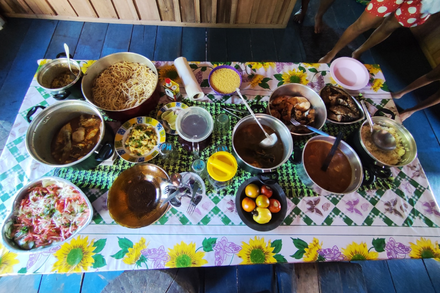 O almoço tinha sido feito pela dona Eidi, completo, com arroz, macarrão, feijão, vegetais, frango frito, peixe frito e cozido, e farinha. Foto: Daiana da Rosa.