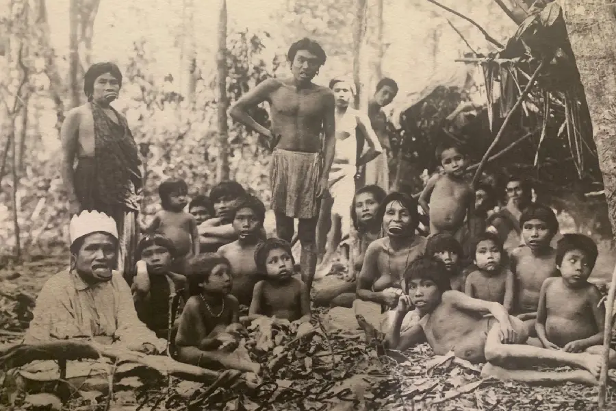 Registros dos Botocudos, povos indígenas que viviam à margem esquerda do Rio Doce, no Espírito Santo. Acervo pessoal de Ailton Krenak/Foto: Walter Garbe.