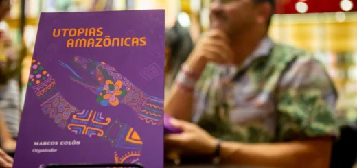 Marcos Colón e seu livro "Utopias Amazônicas". Foto: Lela Beltrão/Amazônia Latitude.