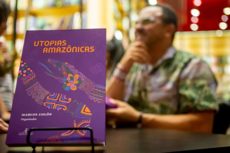 Marcos Colón e seu livro "Utopias Amazônicas". Foto: Lela Beltrão/Amazônia Latitude.