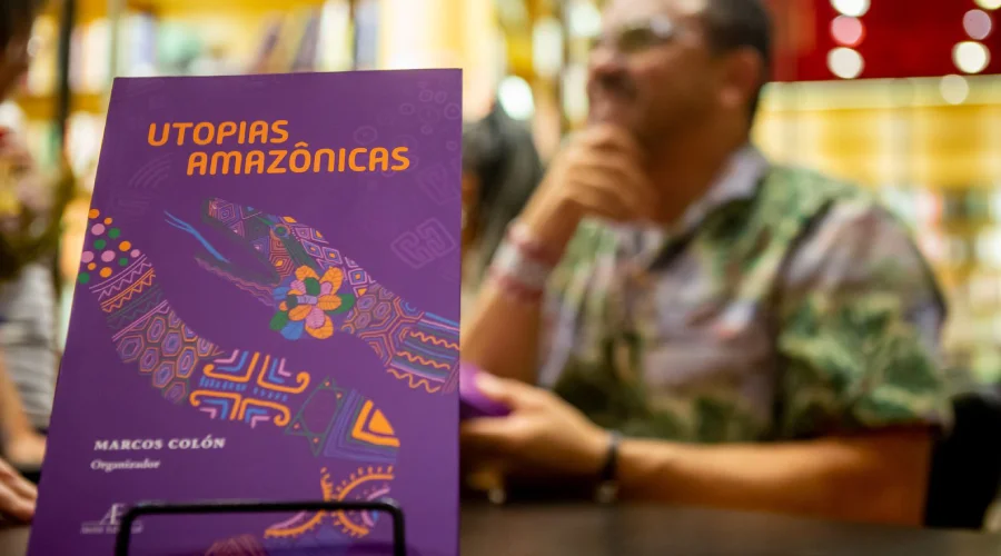 Marcos Colón e seu livro "Utopias Amazônicas". Foto: Lela Beltrão/Amazônia Latitude.